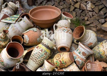 Vases ukrainiens, pots, cruches, pichets avec des motifs décoratifs traditionnels. Banque D'Images