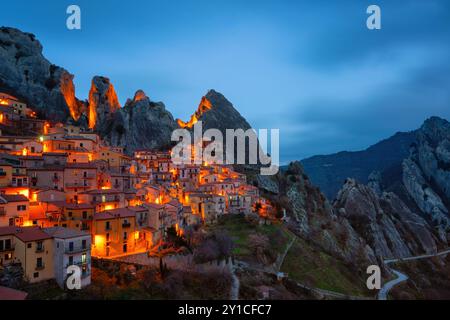 Castelmezzano village dans les montagnes au coucher du soleil avec les lumières de la ville Banque D'Images
