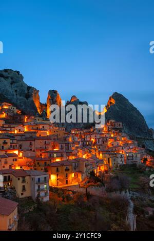 Castelmezzano village dans les montagnes au coucher du soleil avec les lumières de la ville Banque D'Images