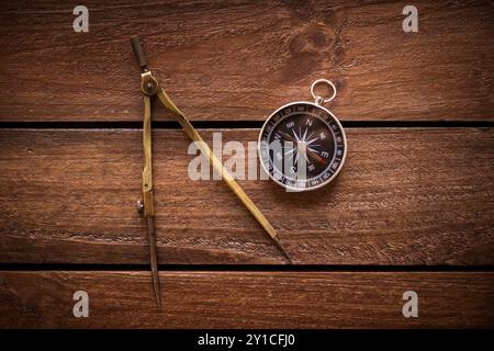 Dessin vintage et boussole de navigation sur une planche de bois rustique Banque D'Images
