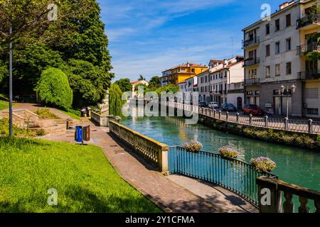 TRÉVISE, ITALIE – 13 JUIN 2024 : Lungargine le long de la rivière Sile à Trévise. Cette promenade pittoresque au bord de la rivière offre une vue tranquille et une promenade agréable Banque D'Images