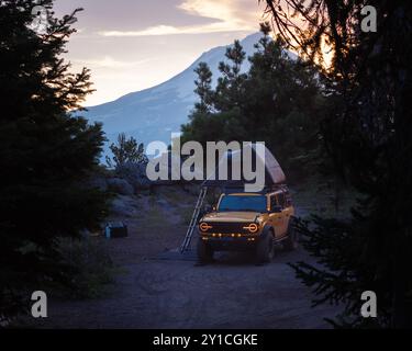 Camion jaune Overlanding camping sur la falaise près du Mt. Hood en soirée Banque D'Images