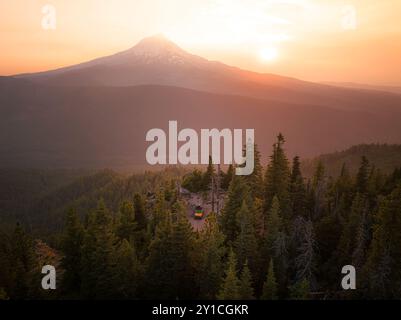 Camion jaune Overlanding camping sur la falaise près du Mt. Hood en soirée Banque D'Images