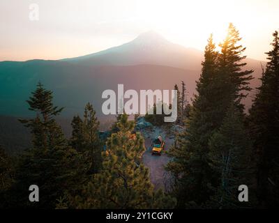 Camion jaune Overlanding camping sur la falaise près du Mt. Hood en soirée Banque D'Images