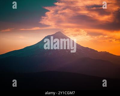 Plan coloré de Mt. Capuche le soir avec de superbes nuages Banque D'Images