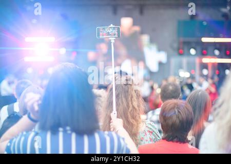 24 juin 2023. Bélarus. D. Lyaskovichi. Un événement public. Le public du concert d'été regarde la scène. Banque D'Images