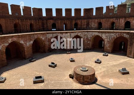 Amphithéâtre romain dans un ancien château de la ville, détail de vieux murs de pierre, colonnes, escaliers, bâtiment social historique monumental courbe théâtre en plein air Banque D'Images
