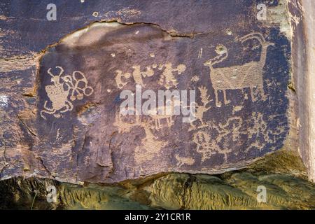 Un panneau de petropglyphes d'art rupestre amérindien préhispanique de la culture Fremont à Nine Mile Canyon, Utah. Banque D'Images