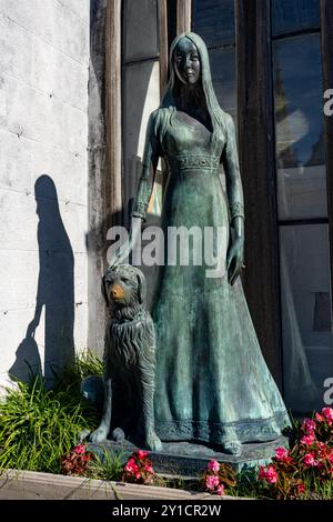 Statue de Liliana Crociati de Szaszak dans sa robe de mariée avec son chien, Sabu, cimetière de Recoleta, Buenos Aires, Argentine. Liliana est morte dans une avalanche Banque D'Images