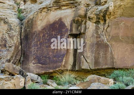 Un panneau de petropglyphes d'art rupestre amérindien préhispanique de la culture Fremont à Nine Mile Canyon, Utah. Banque D'Images