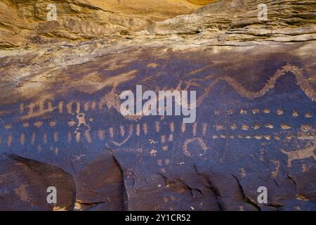 Un panneau de petropglyphes d'art rupestre amérindien préhispanique de la culture Fremont à Nine Mile Canyon, Utah. Banque D'Images