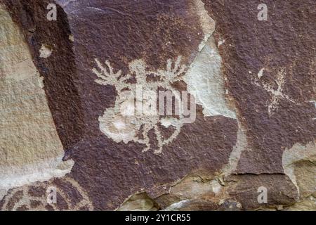 Un panneau de petropglyphes d'art rupestre amérindien préhispanique de la culture Fremont à Nine Mile Canyon, Utah. Banque D'Images