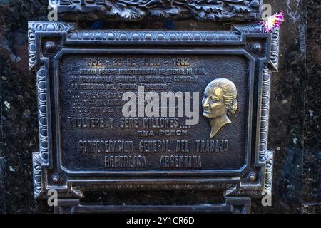 Plaque de bronze sur le mausolée d'Eva 'Evita' Peron dans le cimetière de Recoleta, Buenos Aires, Argentine. Une fleur a été laissée par un visiteur. Banque D'Images