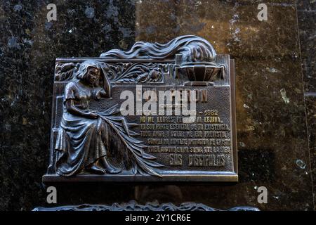 Plaque de bronze sur le mausolée d'Eva 'Evita' Peron dans le cimetière de Recoleta, Buenos Aires, Argentine. Banque D'Images