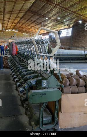 Machines pour faire tourner de petites bobines de fil ou de fil en bobines plus grandes. Hilandería Warmi, une usine de tissage à Palpalá, Argentine. Les machines à tisser u Banque D'Images