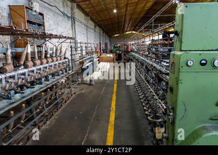 Machines pour faire tourner de petites bobines de fil ou de fil en bobines plus grandes. Hilandería Warmi, une usine de tissage à Palpalá, Argentine. Banque D'Images