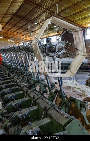 Machines pour faire tourner de petites bobines de fil ou de fil en bobines plus grandes. Hilandería Warmi, une usine de tissage à Palpalá, Argentine. Les machines à tisser u Banque D'Images