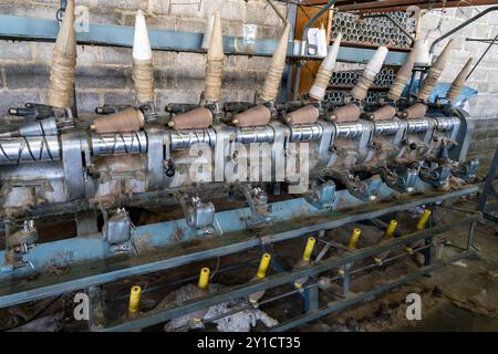 Machines pour faire tourner de petites bobines de fil ou de fil en bobines plus grandes. Hilandería Warmi, une usine de tissage à Palpalá, Argentine. Banque D'Images