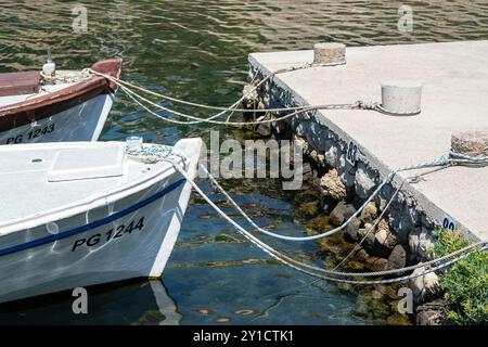 Arcs de bateau et amarrage, vieux bateaux amarrés au quai Banque D'Images