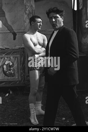 Prize Fighter, debout devant le stand de boxe de Pat McKeowen. Epsom Downs, Surrey Angleterre juin 1969 1960S Royaume-Uni HOMER SYKES Banque D'Images