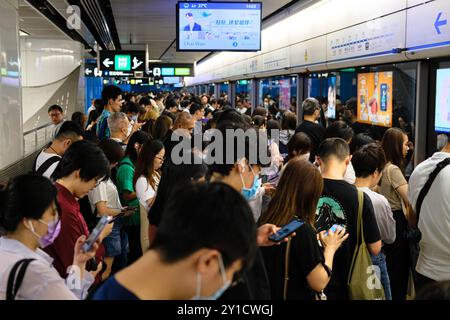 Hong Kong, Chine. 6 septembre 2024. Les navetteurs attendent un métro sur un quai alors que les services de transport reprennent progressivement. Les gens commencent à se rendre au travail après que l'Observatoire de Hong Kong ait abaissé le signal du typhon au n°3 alors que la tempête reculait. (Crédit image : © Keith Tsuji/ZUMA Press Wire) USAGE ÉDITORIAL SEULEMENT! Non destiné à UN USAGE commercial ! Banque D'Images