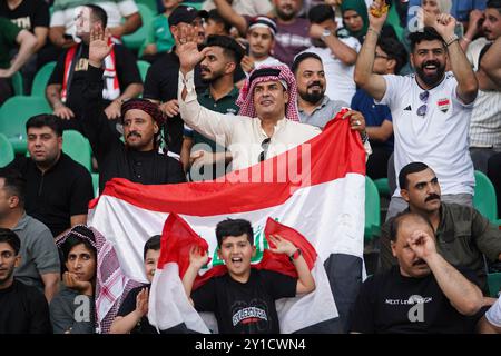 Basra, Irak. 05th Sep, 2024. Les supporters irakiens arborent des drapeaux lors du match de qualification de la Coupe du monde de la FIFA 2026 entre l'Irak et Oman au stade international de Bassorah. L'Irak a remporté 1-0 Oman Credit : SOPA images Limited/Alamy Live News Banque D'Images