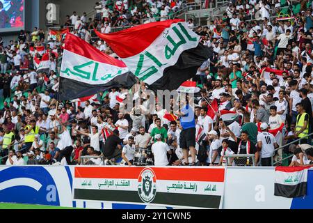 Basra, Irak. 05th Sep, 2024. Les supporters irakiens arborent des drapeaux lors du match de qualification de la Coupe du monde de la FIFA 2026 entre l'Irak et Oman au stade international de Bassorah. L'Irak a remporté 1-0 Oman Credit : SOPA images Limited/Alamy Live News Banque D'Images