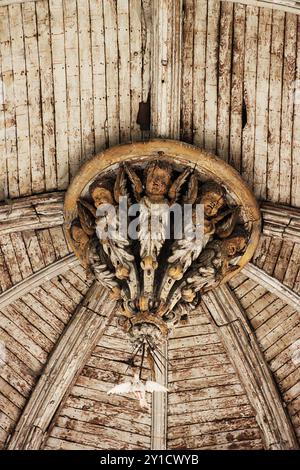 Un groupe d'anges sculptés en bois sur le plafond de l'église Saint Pantaleon à Troyes, Champagne, France Banque D'Images