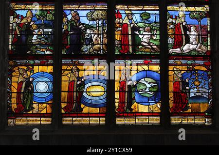 Vitraux datés vers 1500 montrant les scènes de création du livre de la Genèse, dans l'église de Marie-Madeleine, Troyes, France Banque D'Images