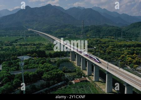 (240906) -- HANGZHOU, 6 septembre 2024 (Xinhua) -- une photo de drone aérien prise le 6 septembre 2024 montre le train à grande vitesse No. G9505 sur un pont du chemin de fer à grande vitesse Hangzhou-Wenzhou à Tonglu, dans la province chinoise du Zhejiang. Un nouveau chemin de fer à grande vitesse reliant Hangzhou et Wenzhou dans la province du Zhejiang, dans l'est de la Chine, a commencé à fonctionner vendredi. La ligne de 276 km, avec une vitesse prévue de 350 km/h, compte neuf stations. Son opération offre une solution de transit rapide le long de la route enfilant les centres économiques de Hangzhou, Yiwu et Wenzhou dans l'un des plus dynamiques économiques du pays Banque D'Images