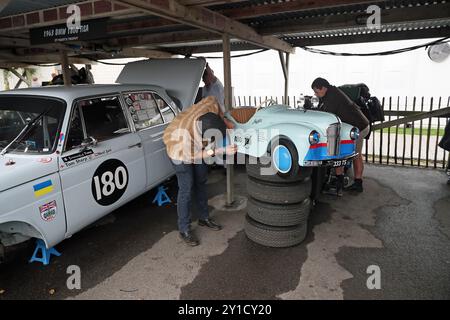 Goodwood, West Sussex, Royaume-Uni. 6 septembre 2024. Une voiture à pédales Austin J40 idéalement positionnée sur une tour de pneus pour quelques travaux de préparation de dernière minute au Goodwood Revival à Goodwood, West Sussex, Royaume-Uni. © Malcolm Greig/Alamy Live News Banque D'Images