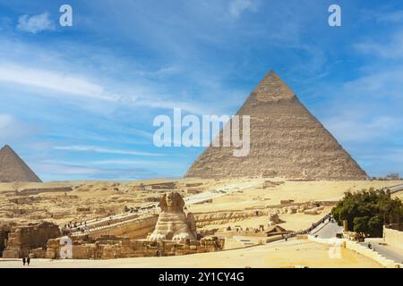 Le Sphinx et la Pyramide sur fond d'un beau ciel bleu, le Caire, Gizeh, Egypte Banque D'Images