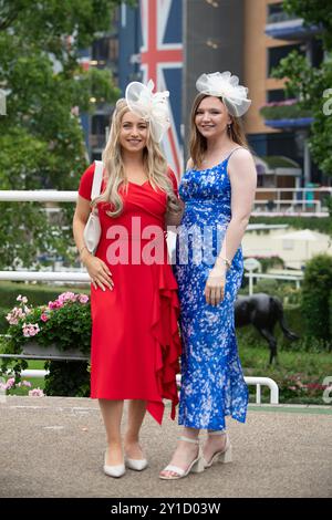 Ascot, Berkshire, Royaume-Uni. 6 septembre 2024. Après de fortes pluies pendant la nuit, il s'est éclairci ce matin lorsque les coureurs sont arrivés à l'hippodrome d'Ascot pour le Big Ascot Food & Wine Festival en association avec Chapel Down. Un avertissement météo jaune pour la pluie reste en place jusqu'à ce soir. Crédit : Maureen McLean/Alamy Live News Banque D'Images