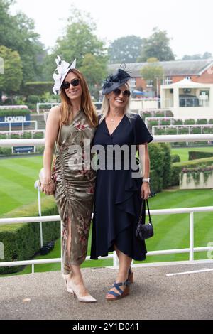 Ascot, Berkshire, Royaume-Uni. 6 septembre 2024. Après de fortes pluies pendant la nuit, il s'est éclairci ce matin lorsque les coureurs sont arrivés à l'hippodrome d'Ascot pour le Big Ascot Food & Wine Festival en association avec Chapel Down. Un avertissement météo jaune pour la pluie reste en place jusqu'à ce soir. Crédit : Maureen McLean/Alamy Live News Banque D'Images