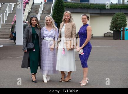 Ascot, Berkshire, Royaume-Uni. 6 septembre 2024. Après de fortes pluies pendant la nuit, il s'est éclairci ce matin lorsque les coureurs sont arrivés à l'hippodrome d'Ascot pour le Big Ascot Food & Wine Festival en association avec Chapel Down. Un avertissement météo jaune pour la pluie reste en place jusqu'à ce soir. Crédit : Maureen McLean/Alamy Live News Banque D'Images