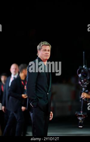 Brad Pitt assiste au tapis rouge 'Wolfs' lors du 81e Festival international du film de Venise le 1er septembre 2024 à Venise, en Italie Banque D'Images