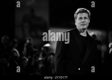 Brad Pitt assiste au tapis rouge 'Wolfs' lors du 81e Festival international du film de Venise le 1er septembre 2024 à Venise, en Italie Banque D'Images