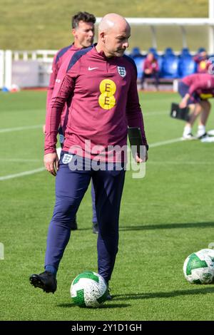 Burton upon Trent, Royaume-Uni. 06 septembre 2024. L'entraîneur de l'Angleterre Lee Carsley lors de la session England Training avant le match de la République d'Irlande au George's Park, Burton upon Trent, Angleterre, Royaume-Uni le 6 septembre 2024 crédit : Every second Media/Alamy Live News Banque D'Images