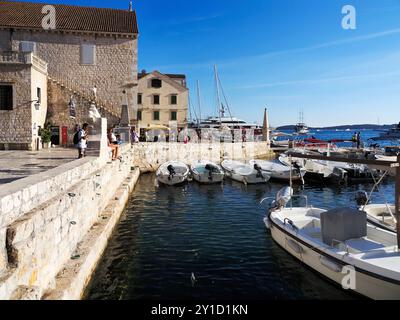 Bateaux amarrés dans le port de Hvar port dans la vieille ville Hvar ville Hvar Dalmatie Croatie Banque D'Images