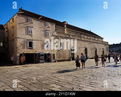 Arsenal de Hvar de la place St Stephens par un après-midi ensoleillé ville de Hvar Hvar Dalmatie Croatie Banque D'Images