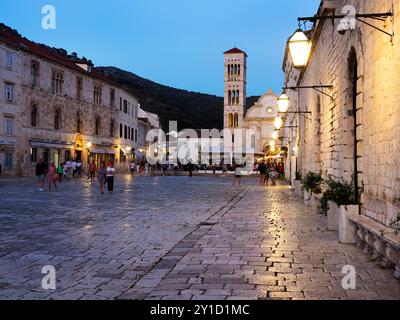 Place St Stephens et cathédrale au crépuscule Hvar ville Hvar Dalmatie Croatie Banque D'Images