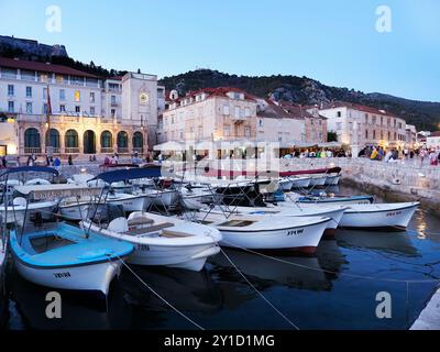 Port de Hvar port avec loggia tour de l'horloge et St Stephsn Square derrière au crépuscule ville de Hvar Hvar Dalmatie Croatie Banque D'Images