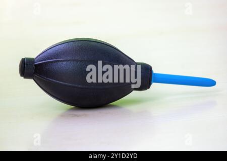 Nettoyeur de poussière de pompe de soufflante d'air en caoutchouc isolé sur fond en bois. Cet outil peut nettoyer la poussière des appareils photo, des objectifs de caméra, des filtres, des instruments de musique Banque D'Images