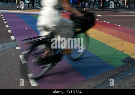 Regenbogen FussgŠngerŸberweg, Utrecht, Niederlande Banque D'Images