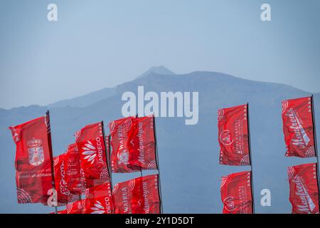 Bannières pour le Championnat du monde de planche à voile à El Medano, Tenerife, avec le Mont Teide en arrière-plan. Banque D'Images