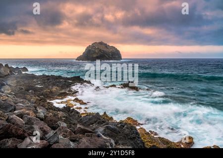 Longue exposition spectaculaire de la côte rocheuse de Garachico dans le nord de Tenerife, îles Canaries, Espagne. Capture la beauté robuste et la puissance de l'oc Banque D'Images