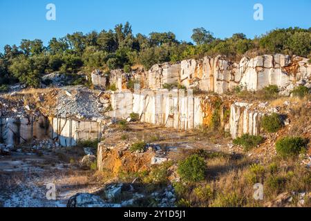 Une vue panoramique de la carrière de marbre abandonnée à Fuenteheridos, province de Huelva, Andalousie, Espagne. La végétation envahie ajoute une touche de nature à t Banque D'Images