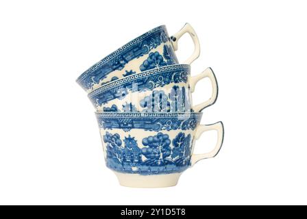 Pile de trois tasses à thé traditionnelles en porcelaine bleue et blanche Banque D'Images