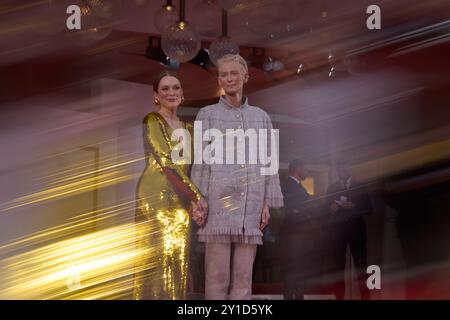 Julianne Moore et Tilda Swinton assistent au tapis rouge « The Room Next Door » lors du 81e Festival international du film de Venise Banque D'Images