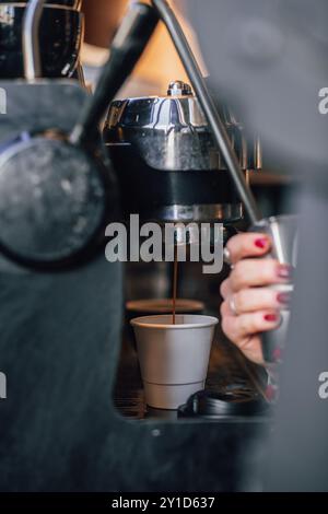 Mains féminines préparant du café frais au café. Artiste de café. Banque D'Images